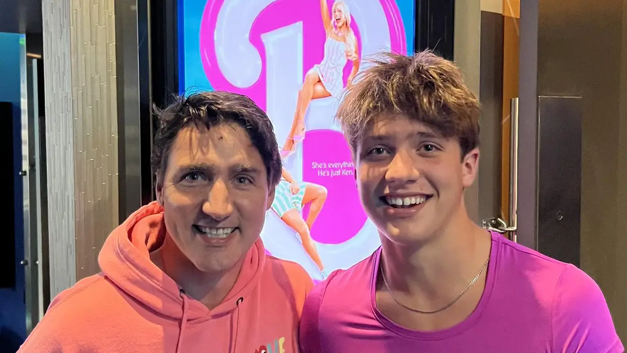 (Фото) Џастин Трудо облече розево и со синот отиде да го гледа Барби во кино