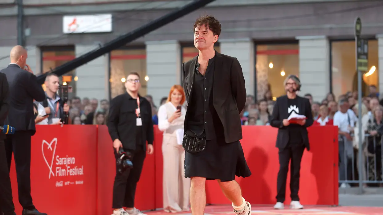 (Фото) Ирски режисер во фустан се прошета на црвениот тепих на филмскиот фестивал во Сараево