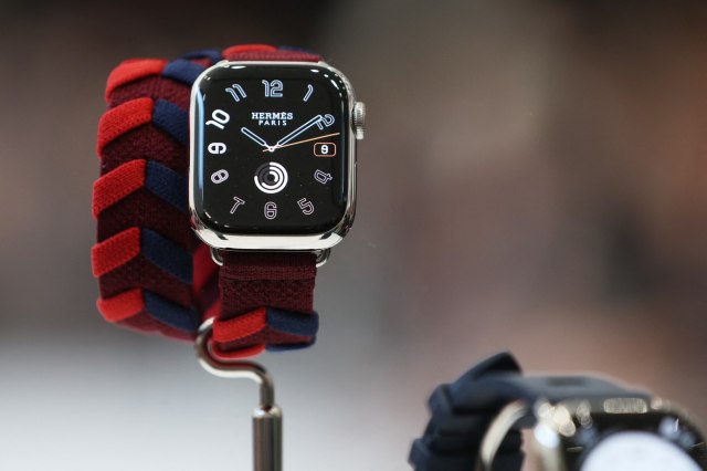 Apple продолжува да доминира на пазарот со новите паметни часовници