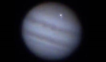 ВИДЕО: Аматерски астрономи снимија огромен блесок на Јупитер