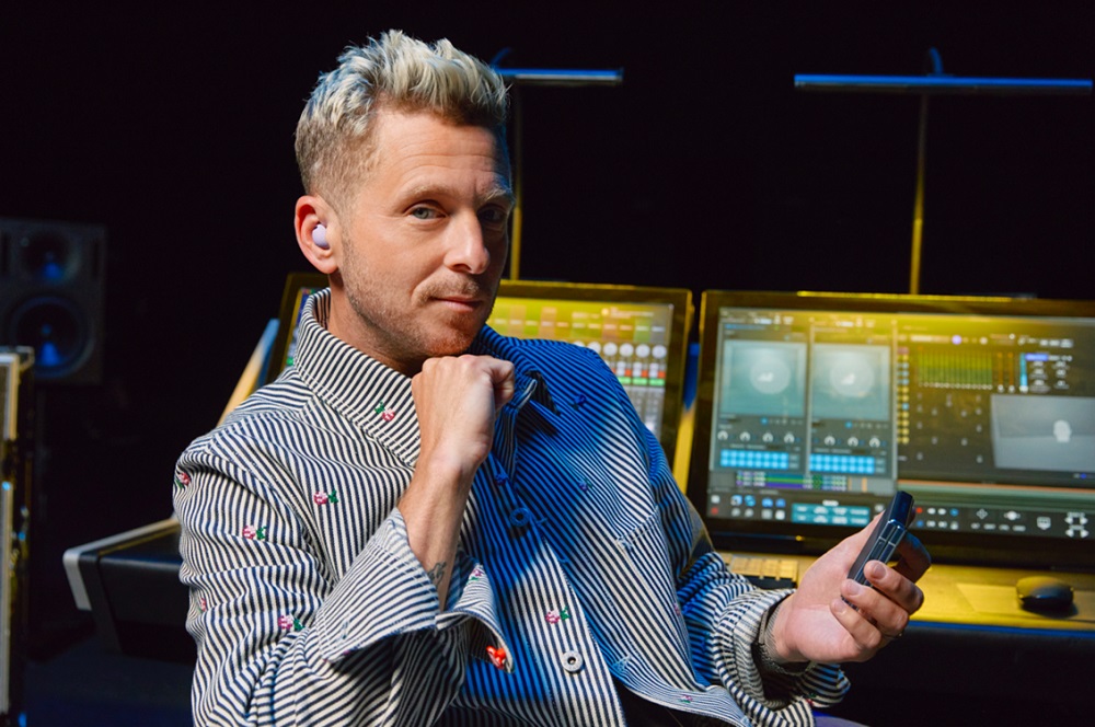 ВИДЕО: Рајан Тедер од „OneRepublic“ со помош на слушалките Galaxy Buds2 Pro ја ремастерираше „Counting Stars“
