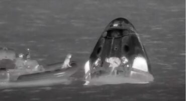 ВИДЕО: Четворица астронаути успешно слетаа на Земјата