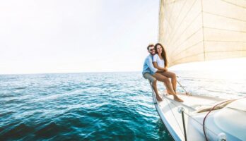 (Видео) Ја продале куќата, па одлучиле да живеат на брод: пар од Америка ужива во прекрасните пејзажи и мирното море