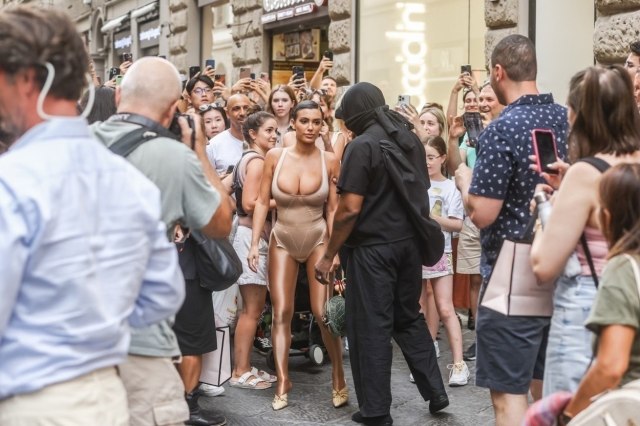 (Видео) Девојката на Кајне Вест позира полугола среде Фиренца додека раперот ја фотографира