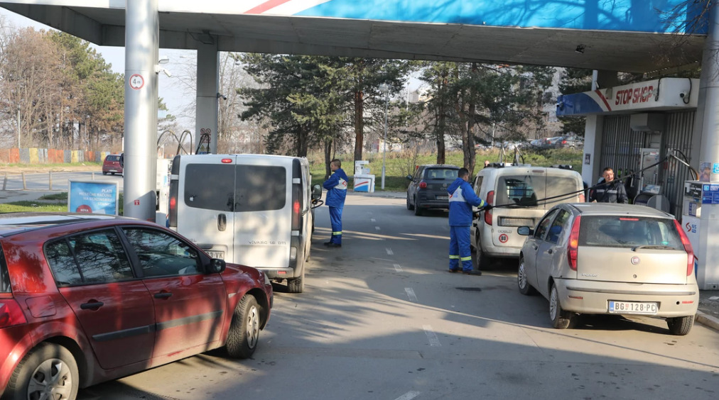 (Видео) Жена се тушира не бензинска пумпа во Далмација