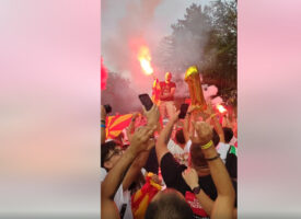 (Видео) Знамиња и факели за европскиот шампион, Иџе пристигна во Македонија
