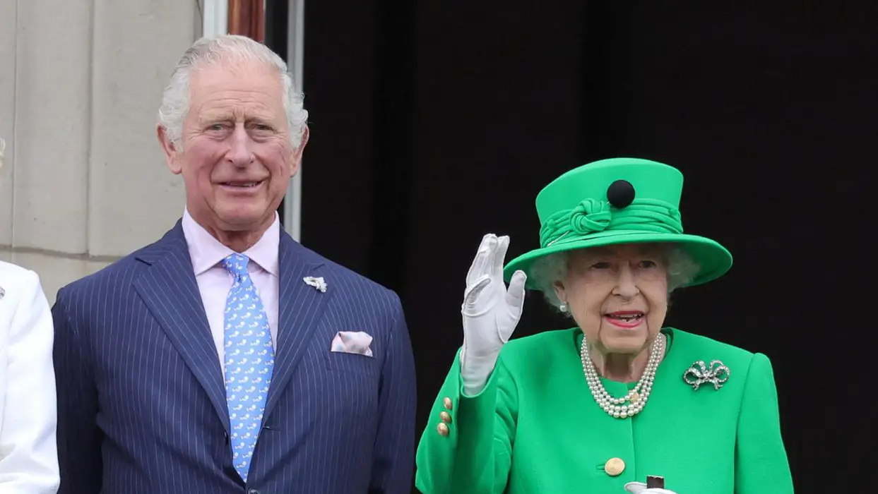 (Видео) Кралот Чарлс ѝ посвети емотивна порака на кралицата Елизабета на првата годишнина од нејзината смрт