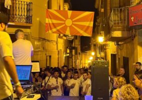 (Видео) Песни од Тоше и Влатко Стефановски ечеа во Шпанија, стотици млади луѓе се забавуваа на македонската вечер во Алкора
