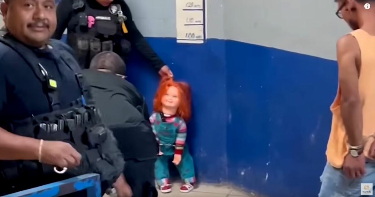 (Видео) Полицијата во Мексико уапси кукла затоа што им заканувала со нож на случајни минувачи