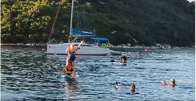 (Видео) Тања Кочовска испраќа бакнежи додека сурфа на даска