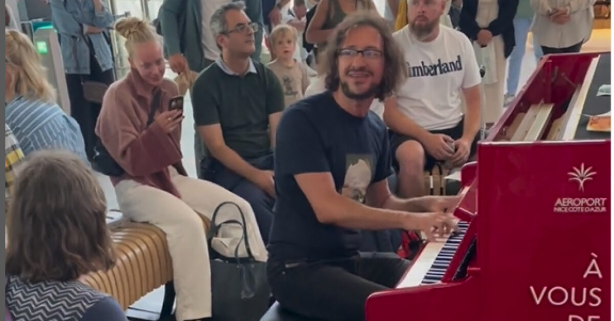 (Видео) Туристи на аеродром во Ница пеат хит од Здравко Чолиќ