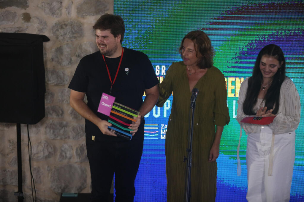 Дина Јашари им ја предаде наградата „Милан Младеновиќ“ на групата Љубичица во Макарска