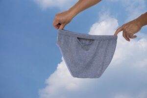 Познатиот бренд „Прада“ продава искинати гаќи за 600 евра