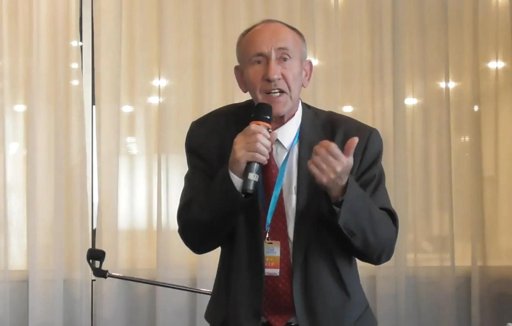 Познатиот руски научник Витали Мелинков починал откако изел отровни печурки