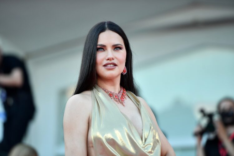 Светло златен фустан со набори и лош накит: модната катастрофа на Адријана Лима според критичарите