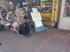 (Фото) Маж се врза со ланци за тезгата на пазарот во Ниш ѝ не дозволи да му ја срушат