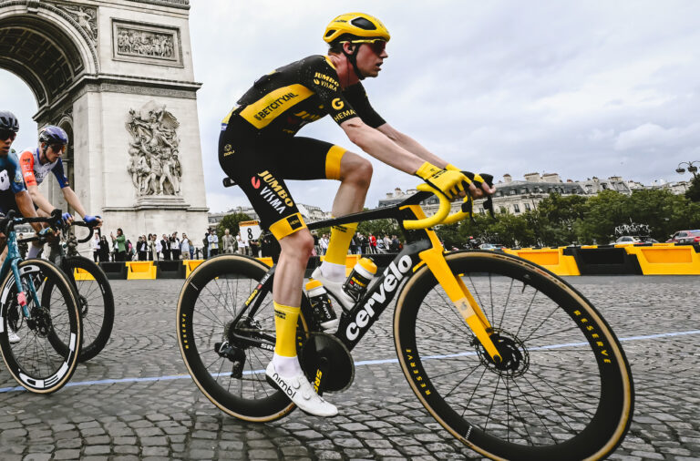 Холандскиот велосипедист Ван Хојдонк се бори за живот откако му се слошило додека возел