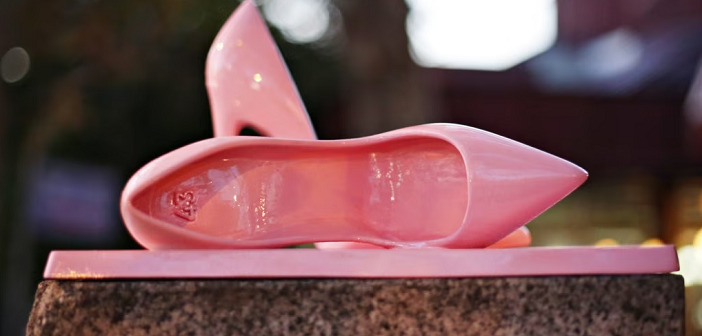 Во Белград поставена е скулптура во чест на Мерлинка, првата југословенска транс-личност