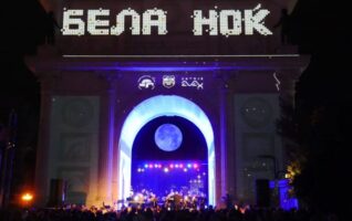 Евергрин журка за сите генерации: скопјани на „Бела ноќ“ се забавуваа со песните на Кире Костов