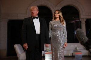 Трамп барал од Меланија да облече бикини и да забавува гости: детали од тајно видео за поранешниот претседател на САД