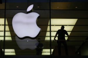 Apple намерно ги успорувал телефоните: Масовна тужба, отштета во милијарди