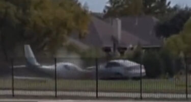 (Видео) Авион ја промаши пистата и удри во автомобил во Тексас