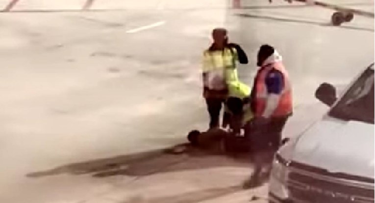 (Видео) Маж на аеродром во САД го отворил излезот за итни случаи во авионот и се качил на крилото