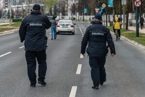 (Видео) Напишал казна и „паднал“ на банкнота од 20 евра: Туристи од Турција снимиле полицаец како прима поткуп во Јабланица 