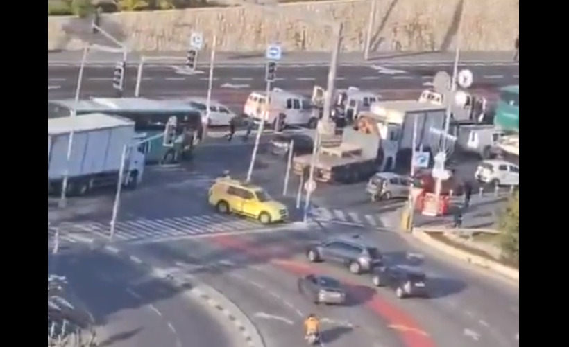 (Видео) Објавена прва снимка од терористичкиот напад во Ерусалим: луѓето панично бегаат, се слушаат пукотници