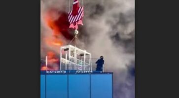 (Видео) Работник во Англија остана заробен на покрив што гори, го спаси оператор со кран