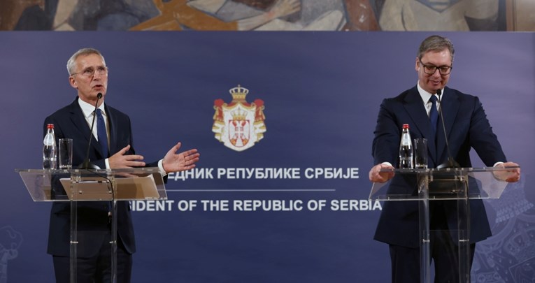 (Видео) Столтенберг и Вучиќ разговараа за заеднички воени вежби на Србија и НАТО