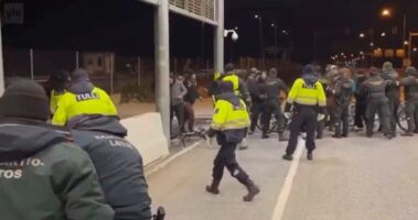 (Видео) Финска затвори четири гранични премини кон Русија: Изби конфликт меѓу полицијата и барателите на азил