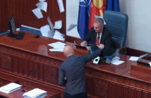 (Видео) „Прекинете ја седницата“ – Крмов од Левица скрши монитор, со Апасиев гаѓаа со амандмани кон Мисовски