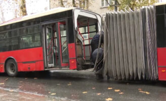 Во Белград градски автобус се преполови буквално на половина