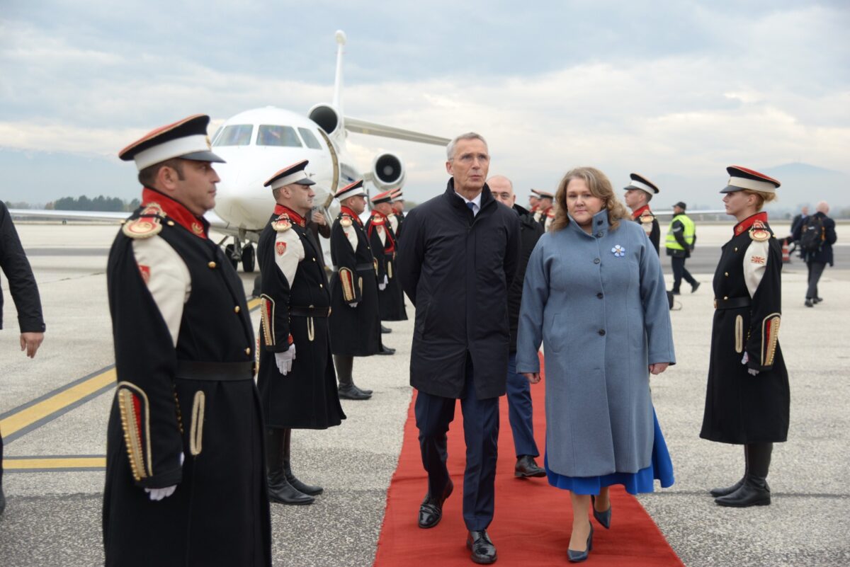 Генералниот секретар на НАТО, Столтенберг пристигна во Скопје, го пречека  Петровска