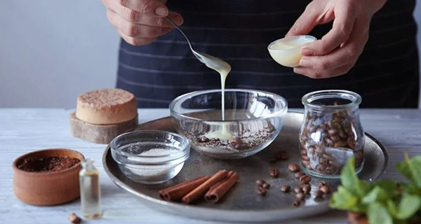 Бебешка пудра во чевлите, кокосово масло на лицето: 10 корисни совети за убавина