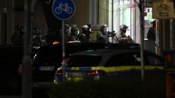 Драма во Германија: маж се забарикадирал во куќа со своето дете и поранешната девојка, пукал кон полицијата