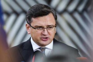 Министрите на НАТО со шефот на украинската дипломатија: „Време е за практични мерки“