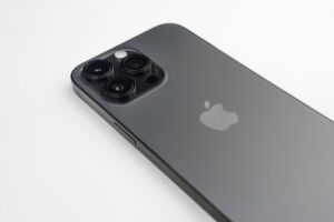 На iPhone конечно доаѓа поголема батерија