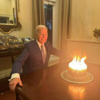 Несреќниот роденден на Џо Бајден: свеќите на тортата за малку ќе предизвикаа пожар