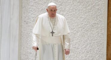 Папата: Не ме пуштаат да одам во Дубаи, имам акутен бронхитис, но сè уште сум жив