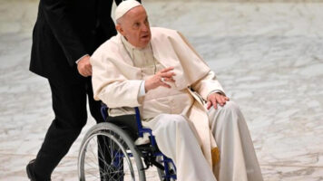 Папата Франциско е сериозно болен, не им се обрати на верниците на плоштадот Свети Петар