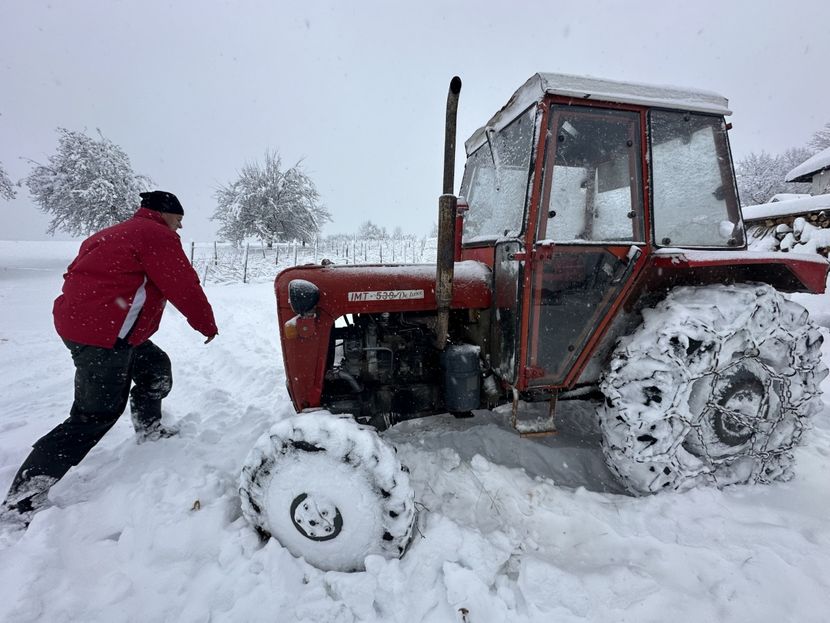 Повеќе делови од Србија останаа без струја поради снежното невреме