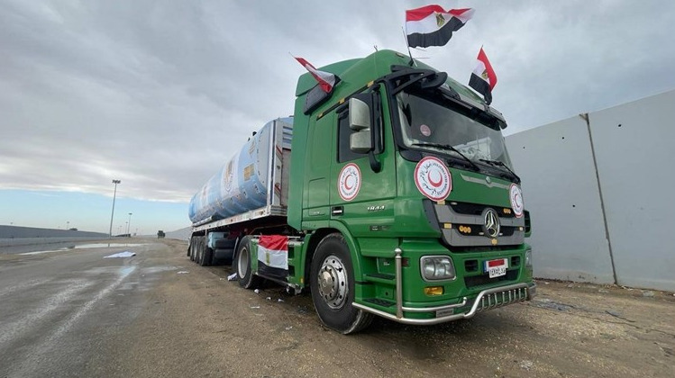 Првиот камион со гориво пристигнува во Појасот Газа од Египет