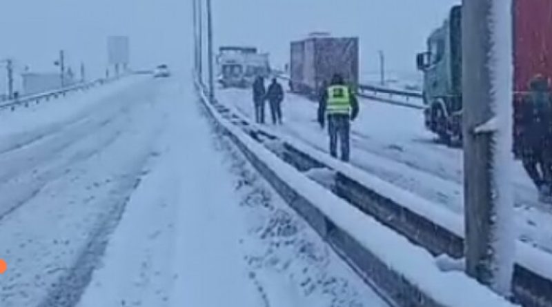 Снежна бура во Косово: блокиран патот Приштина-Пеќ