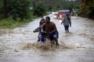 Страшни поплави во Доминиканската Република, се урна тунел на автопат, 21 загинат