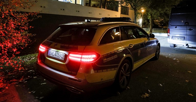 Тинејџери во Германија организирале проституција, подведувале пет девојчиња и едно момче