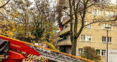 Тинејџерка од Германија врзала млад човек со лисици на креветот и го запалила станот