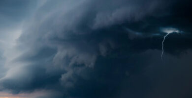 Четири лица загинаа во ураганот што го погоди југот на Русија