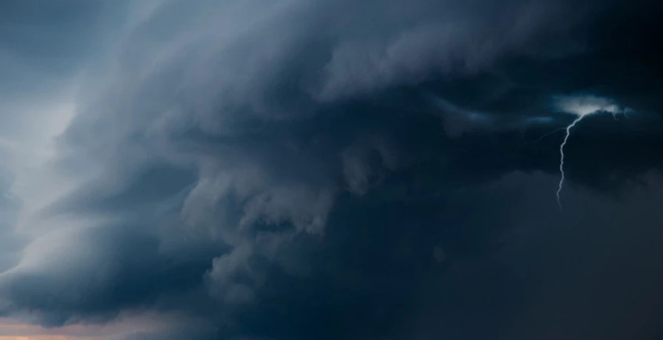 Четири лица загинаа во ураганот што го погоди југот на Русија